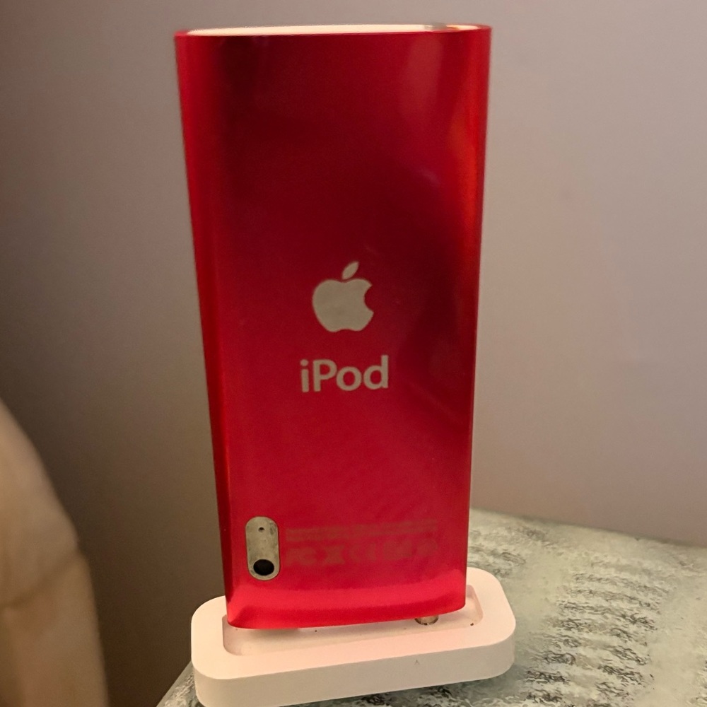 IPOD- APPLE’S ORIGINAL (GEN1) RED APPLE APPLE IPOD INCLUDES STAND & CHARGER 🔌 - Picture 3 of 4